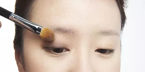 怎么用口紅畫眼影？兩步畫好眼妝