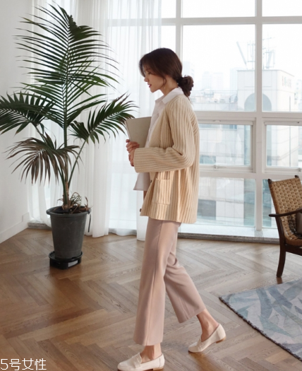 米色毛衣怎么搭配？打造氣質(zhì)女神范兒