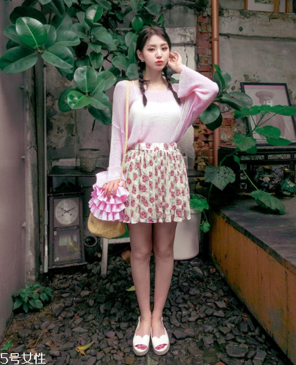 粉色針織衫怎么搭配？文藝又少女的穿搭經(jīng)典