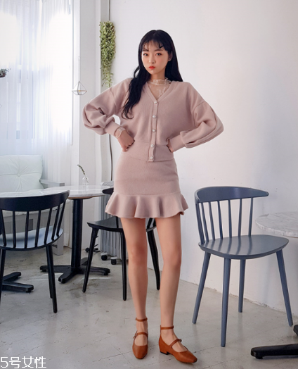 粉色針織衫怎么搭配？文藝又少女的穿搭經(jīng)典