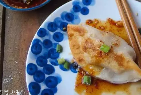 餃子餡先放水還是先放油？油是最后放的調(diào)料