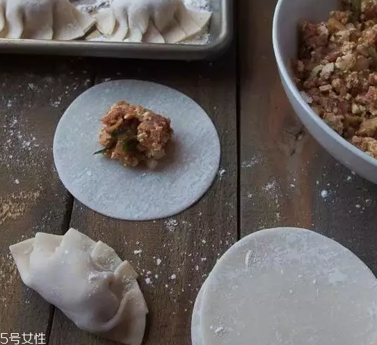 餃子餡先放水還是先放油？油是最后放的調(diào)料