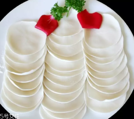 搟餃子皮怎么轉(zhuǎn)圈？借用巧力才能轉(zhuǎn)圈成圓