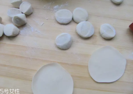搟餃子皮怎么轉(zhuǎn)圈？借用巧力才能轉(zhuǎn)圈成圓