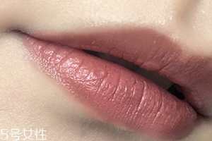 唇部顏色深用什么口紅？chanel絲絨口紅62號(hào)不怕唇深