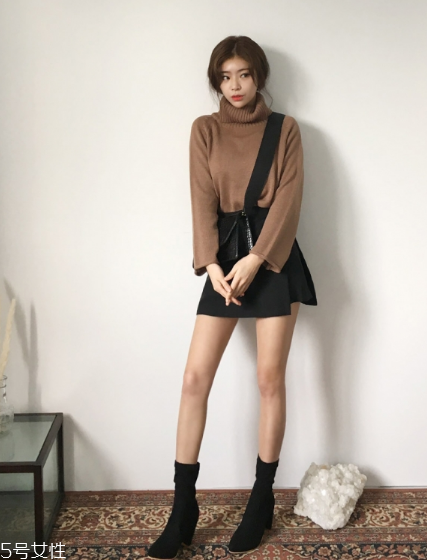 毛衣搭配短裙好看嗎？立顯俏皮少女范兒