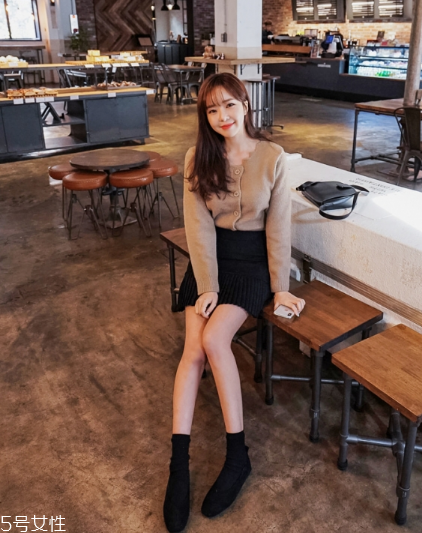 毛衣搭配短裙好看嗎？立顯俏皮少女范兒