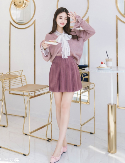 毛衣搭配短裙好看嗎？立顯俏皮少女范兒
