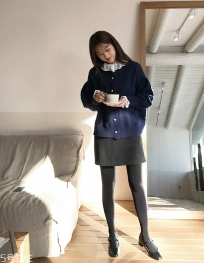 毛衣搭配短裙好看嗎？立顯俏皮少女范兒
