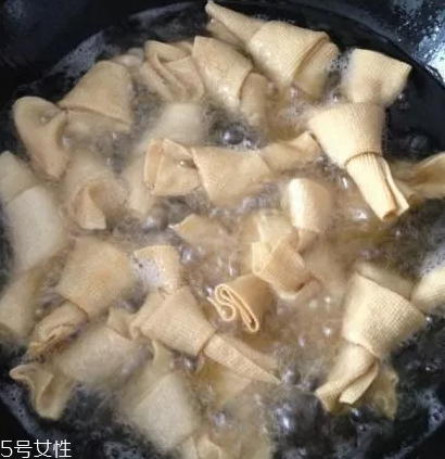 豆腐皮能油炸嗎？火候太猛容易炸糊
