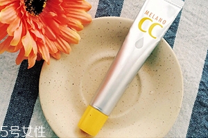 樂敦CC能涂在痘痘上嗎？痘痘與痘印均能改善