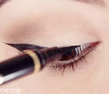 眼線眼尾怎么畫好看？用透明膠畫出優(yōu)美弧度
