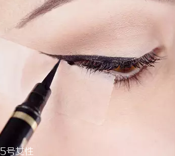 眼線眼尾怎么畫好看？用透明膠畫出優(yōu)美弧度
