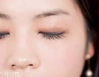 單眼皮如何畫眼影？亮色眼影會(huì)制造車禍現(xiàn)場