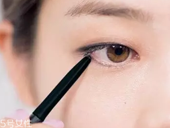 單眼皮如何畫眼影？亮色眼影會(huì)制造車禍現(xiàn)場