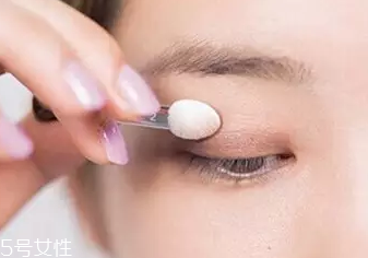 單眼皮如何畫眼影？亮色眼影會(huì)制造車禍現(xiàn)場