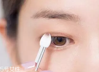 單眼皮如何畫眼影？亮色眼影會(huì)制造車禍現(xiàn)場