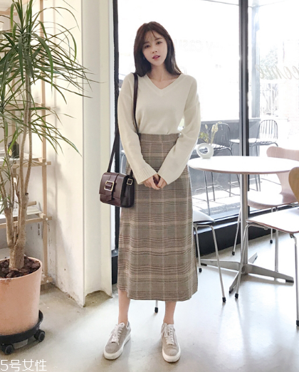 格子長裙搭配什么上衣？清新文藝風(fēng)女孩