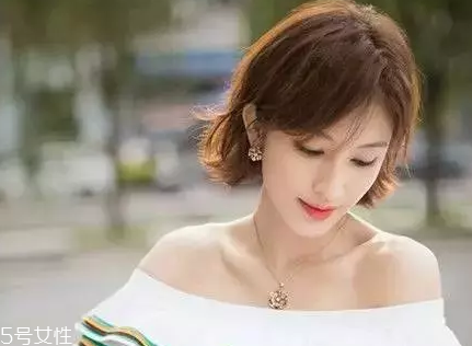 皮膚白的人染什么顏色的頭發(fā)好看？避免冷色調(diào)
