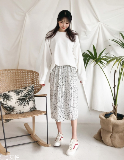 波點(diǎn)裙搭配什么上衣？復(fù)古混搭風(fēng)女王
