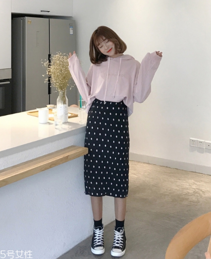 波點(diǎn)裙搭配什么上衣？復(fù)古混搭風(fēng)女王
