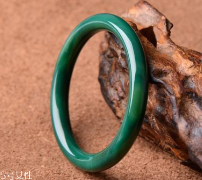 綠水晶手鐲應(yīng)戴哪只手？左手更好