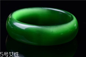 綠水晶手鐲應(yīng)戴哪只手？左手更好