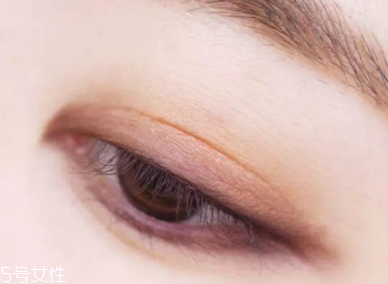 戴眼鏡怎么化妝好看？這么化妝比戴美瞳還美貌