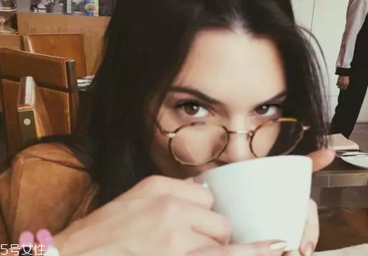 戴眼鏡怎么化妝好看？這么化妝比戴美瞳還美貌