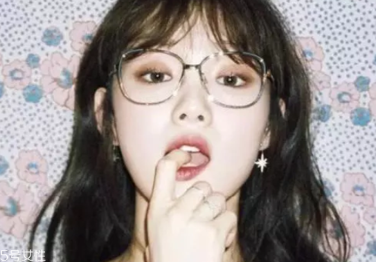 戴眼鏡怎么化妝好看？這么化妝比戴美瞳還美貌