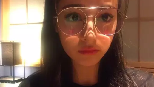 戴眼鏡怎么化妝好看？這么化妝比戴美瞳還美貌