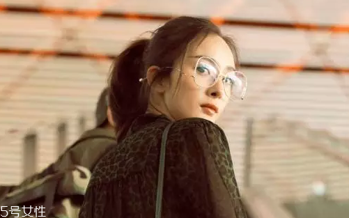 戴眼鏡怎么化妝好看？這么化妝比戴美瞳還美貌