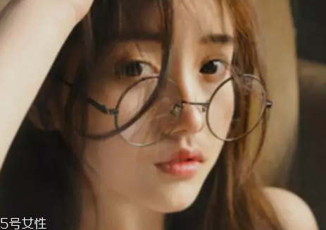戴眼鏡怎么化妝好看？這么化妝比戴美瞳還美貌