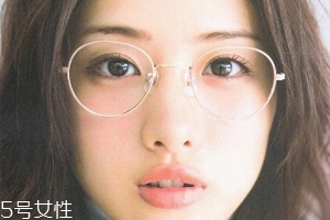 戴眼鏡怎么化妝好看？這么化妝比戴美瞳還美貌