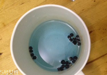 黑枸杞能和菊花一起泡嗎？這個(gè)搭配沒(méi)毛病