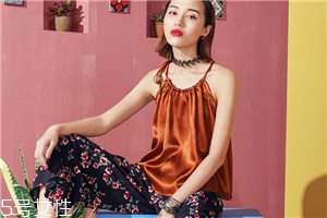 平胸穿什么衣服好看？性感的平胸穿搭
