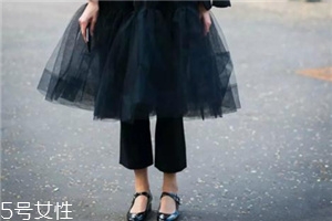 裙子搭配褲子好看嗎？打開時(shí)尚的新方式