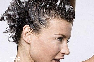 頭發(fā)干燥用什么護(hù)發(fā)素？滋潤(rùn)保濕型