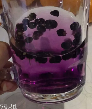 黑枸杞為什么是藍(lán)色？花青素的原因