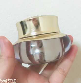 面霜可以當(dāng)眼霜嗎？年輕肌膚可以少量用