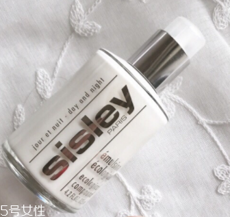 面霜和乳液都要用嗎？油皮可以只用一種