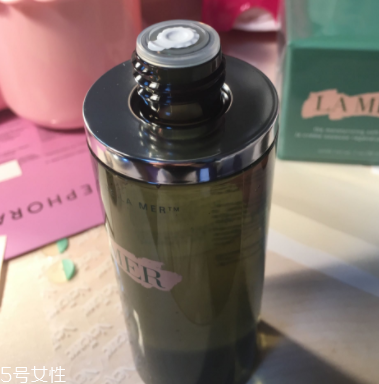 海藍之謎精萃液跟爽膚水有什么區(qū)別？用于爽膚水之后