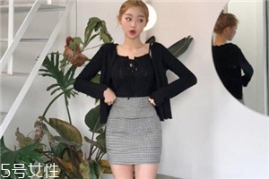 包臀短裙配什么上衣？撩人不止一點點