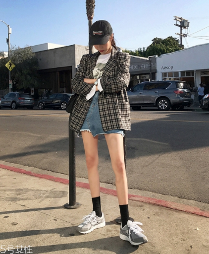 牛仔短裙搭配什么鞋？瞬間變身萌萌少女
