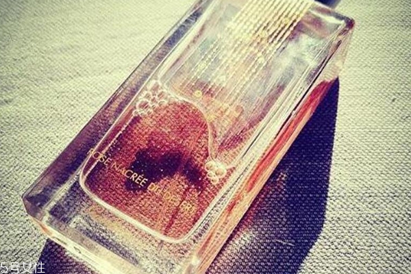 嬌蘭沙漠玫瑰香水好聞嗎？剛烈玫瑰濃厚迷人