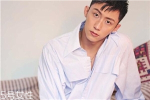 襯衫能貼身穿嗎？根據(jù)顏色深淺決定
