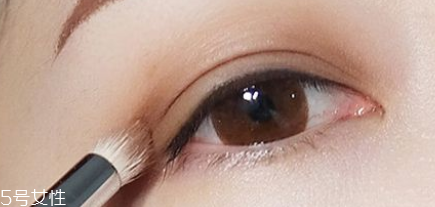 眼線刷硬了怎么回事？用后沒(méi)有及時(shí)清洗