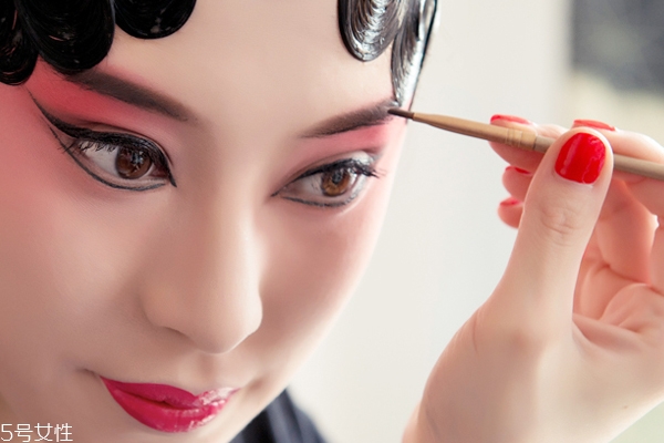 黑色眉筆怎么畫(huà)自然？淡掃眉毛輕下手