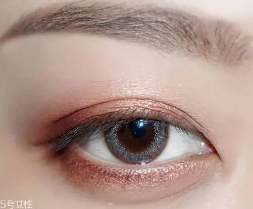 棕色眉筆適合什么膚色？不適合暗膚色