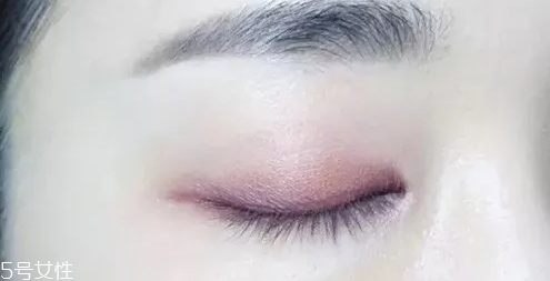 紫色眼影配什么口紅？配少女粉堪稱完美